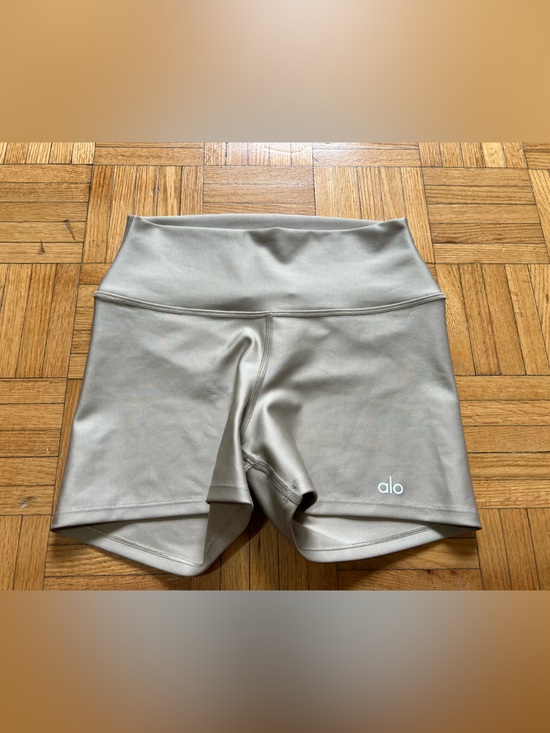 ALO Yoga Pants - ALO Yoga High-Waist Biker Shorts in Light Taupe